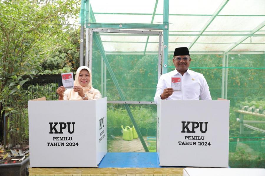 Gunakan Hak Pilih, Pj Gubernur Safrizal bersama Istri Nyoblos di TPS 17 Padanglama