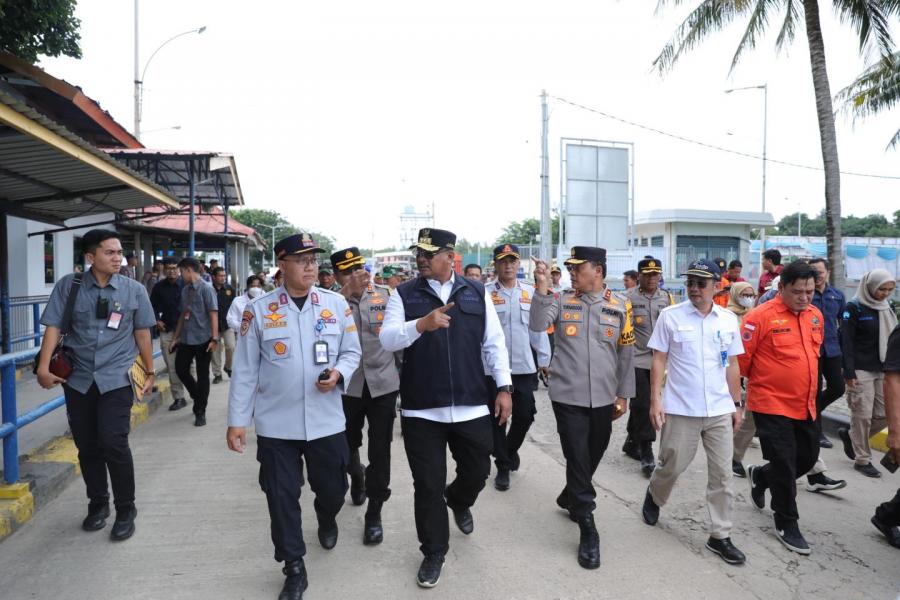 Jelang Lebaran, Pj Gubernur Bersama Forkopimda Tinjau Pelabuhan Tanjung Kalian Pastikan Kelancaran Arus Mudik