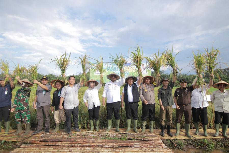 Panen Raya Bersama Masyarakat Desa Banyu Asin, Pj Gubernur Safrizal Tekankan Pentingnya Eksekusi Program Semarak Babel