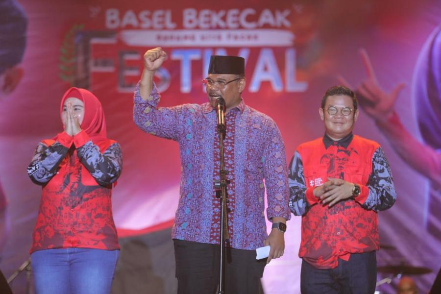 Pj Gubernur Safrizal Buat Ribuan Penonton Basel Bekecak Festival Bersemangat