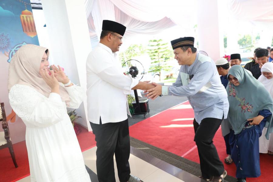 Pj Gubernur Safrizal Salat Idulfitri Bersama Masyarakat, Ajak Maknai Hari Kemenangan dengan Syukur dan Saling Memaafkan